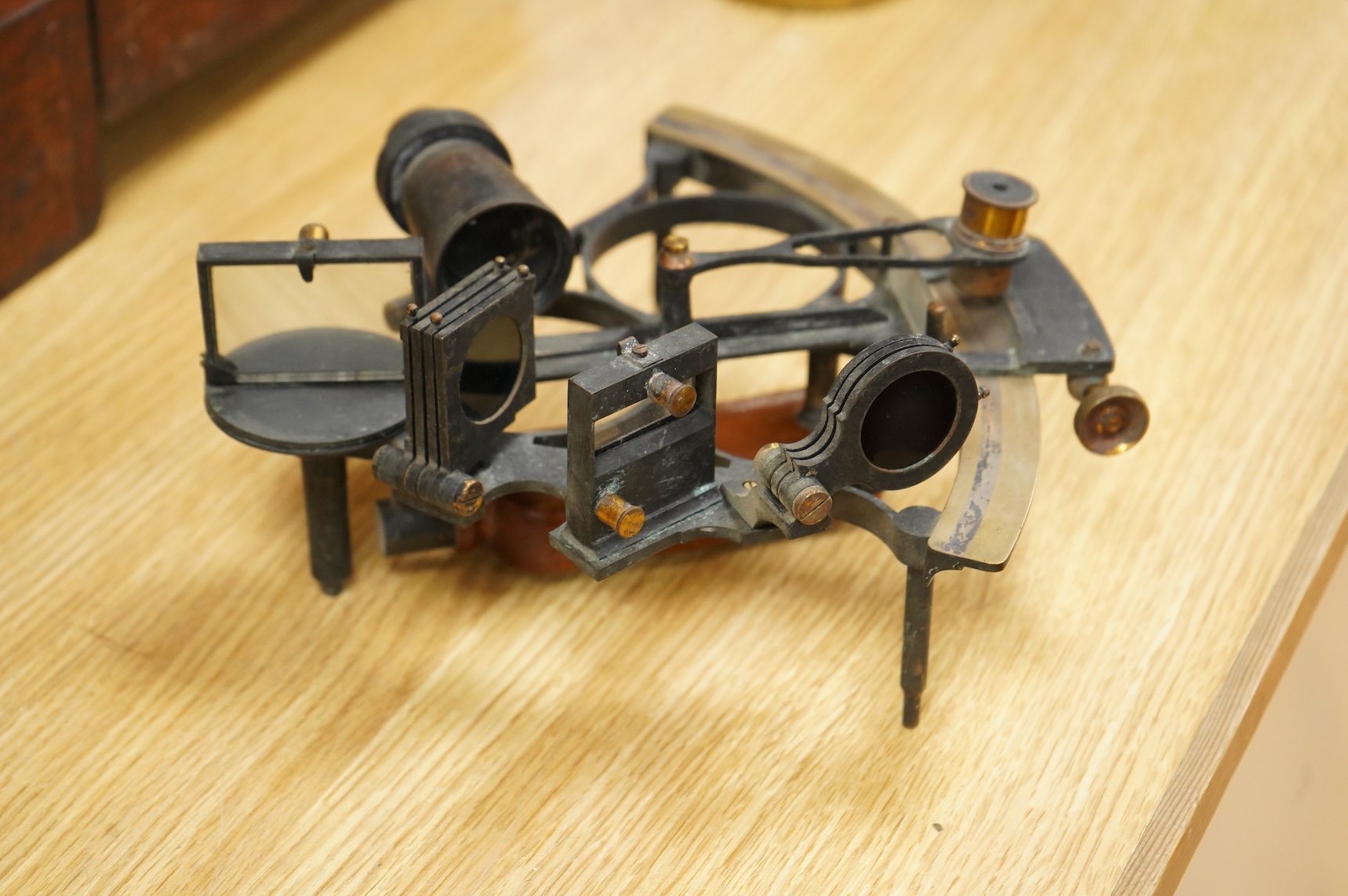 An early 20th century brass and lacquered sextant without maker’s mark, the mahogany case containing three eyepieces, card certificate of examination by the National Physical Laboratory screwed to the inside of the lid a